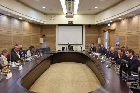 وفد مجلس الشيوخ الأمريكي يجتمع برئيس الموحدة منصور عباس